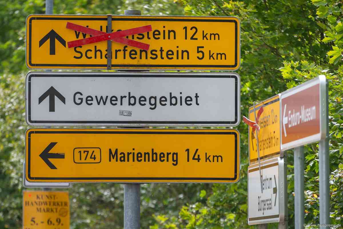 Ärger um Verkehrsschilder im Erzgebirge: Wegweiser gesperrt, Straße trotzdem frei