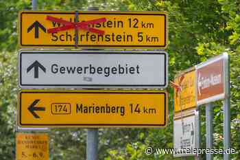 Ärger um Verkehrsschilder im Erzgebirge: Wegweiser gesperrt, Straße trotzdem frei
