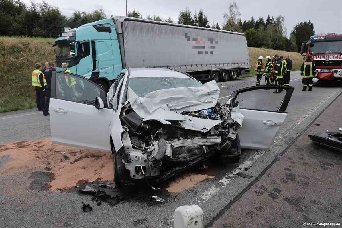 Unfall auf Bundesstraße im Erzgebirge: Schwerverletzter muss aus Auto befreit werden