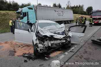 Unfall auf Bundesstraße im Erzgebirge: Schwerverletzter muss aus Auto befreit werden