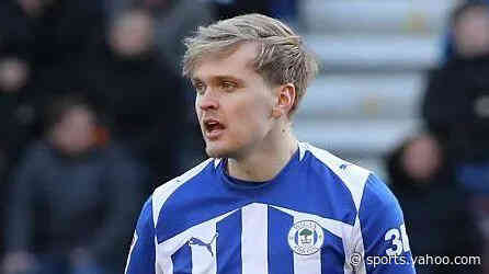 Stevenage sign midfielder Smith on free transfer