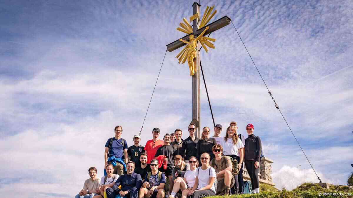 Alte Tradition lebt wieder auf: Politische Grenzwanderung mit Bundesministerin
