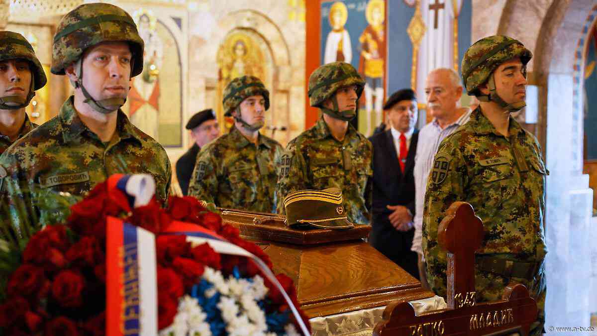 Schlange vor Kirche: Tausende nehmen in Belgrad Abschied von Mladic