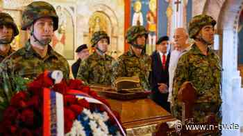 Schlange vor Kirche: Tausende nehmen in Belgrad Abschied von Mladic