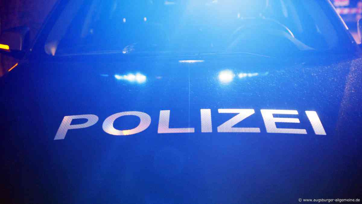 Unbekannte zünden Bushaltestelle in Lechhausen an