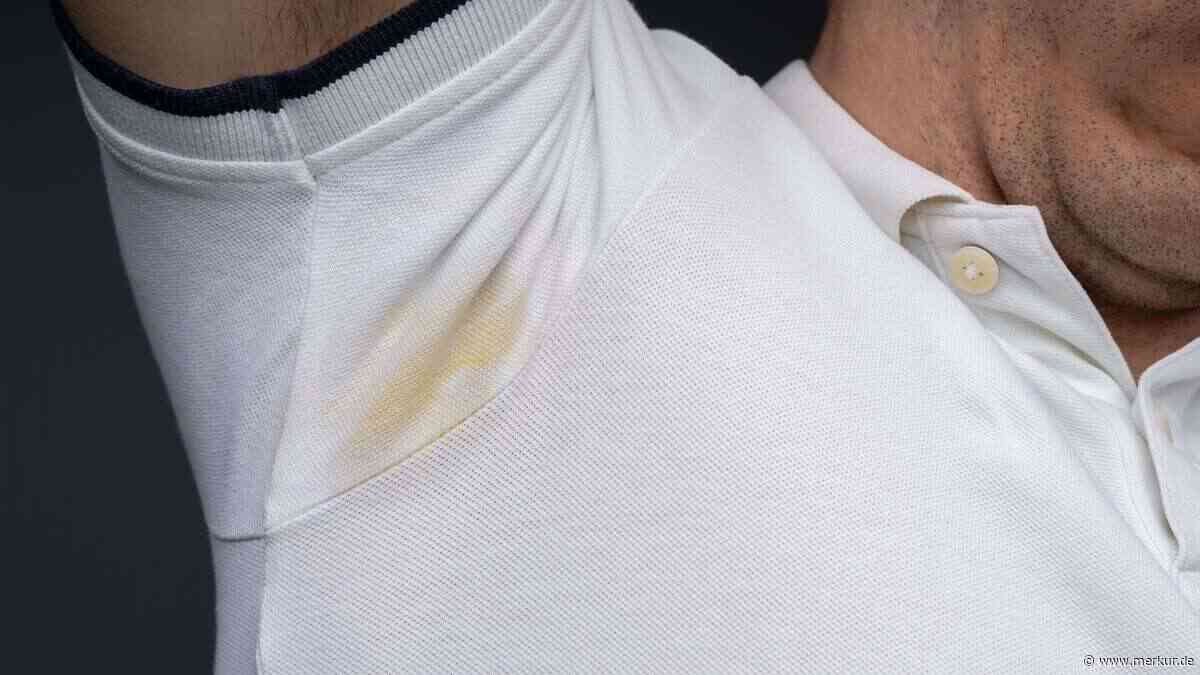 Gelbe Flecken an den Achseln entfernen: Diese Hausmittel retten Ihr weißes T-Shirt