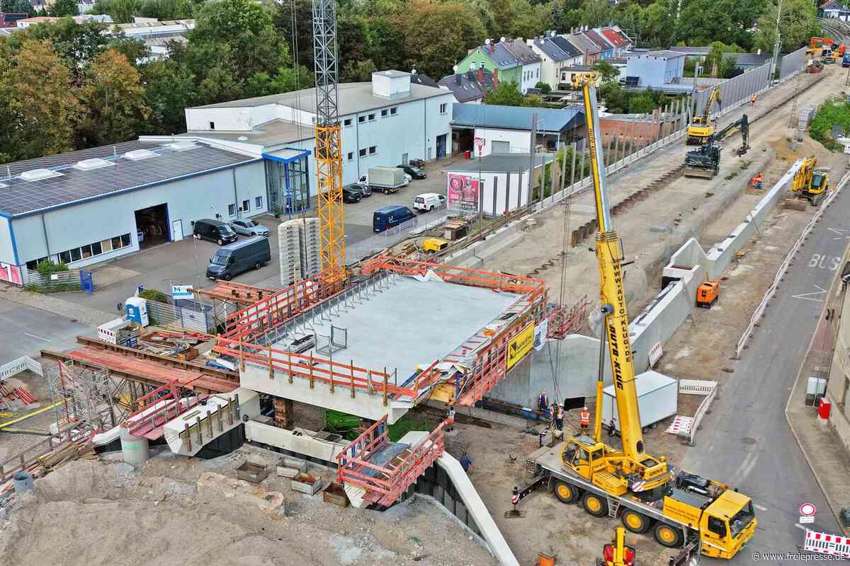 Spektakuläres Brückenmanöver in Crimmitschau: Bahnausbau nimmt Hürde