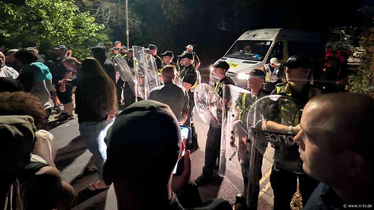 140 Menschen an Land gebracht: Polizei muss in Portsmouth Flüchtlinge vor Protesten schützen
