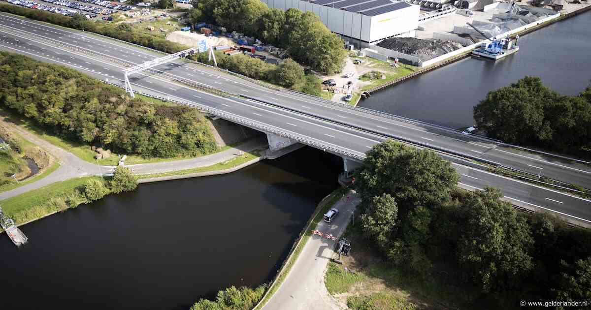 Abrupt afgesloten brug A28 bij Nijkerk nog zeker 48 uur ‘uit voorzorg’ dicht, files rond brug worden steeds langer