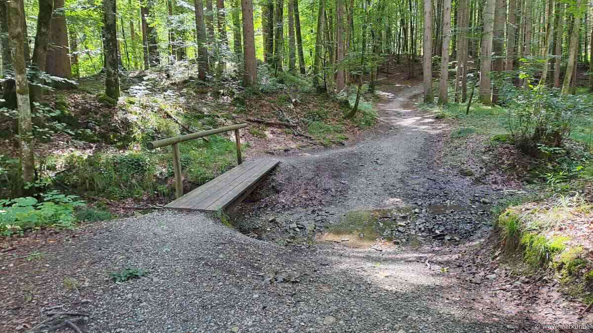 Mann (60) stürzt mit E-Bike in Bach und stirbt: Witwe verklagt Markt Murnau
