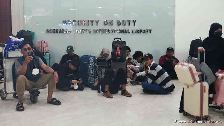 Erutta il vulcano indonesiano Krakatoa: voli sospesi a Giacarta, più di 270mila passeggeri coinvolti. Bloccata anche una famiglia italiana