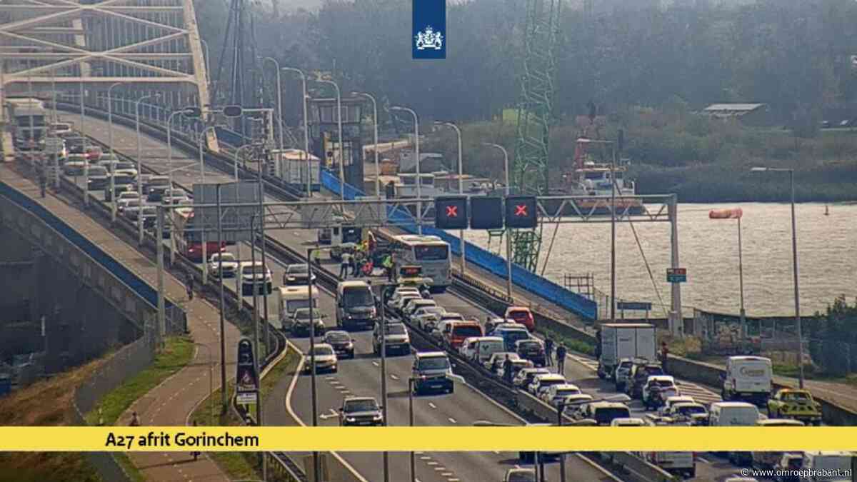 Traumaheli geland om ongeluk op Merwedeburg, fikse file aan beide kanten