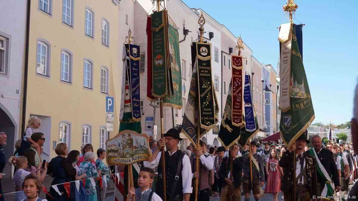 Bayerns zweitgrößter Schützen- und Trachtenzug begeistert Mühldorf