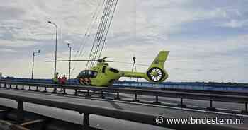 Ongeval bij Merwedebrug: traumahelikopter geland, flinke file aan beide kanten