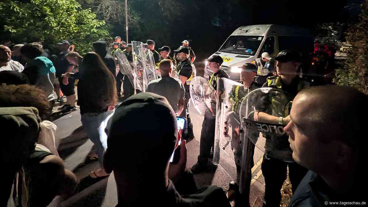 Proteste gegen Aufnahme von Migranten im südenglischen Portsmouth
