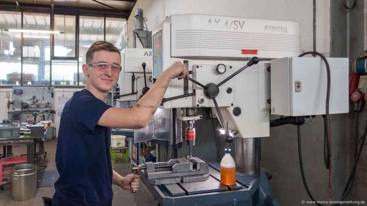 Konstruktionsmechaniker-Azubi repariert Förderband bei Augustiner in München