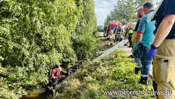 Duikers zoeken naar persoon te water in Waverveen