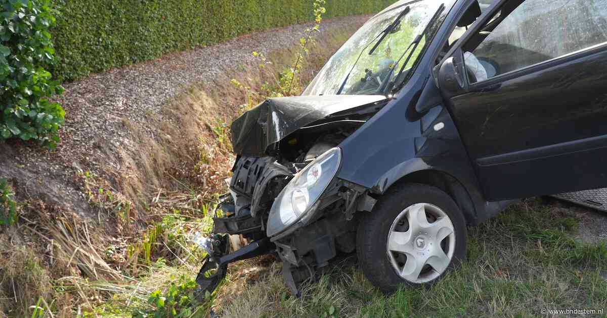 Auto raakt lantaarnpaal en belandt in de sloot in Sprang-Capelle