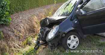 Auto raakt lantaarnpaal en belandt in de sloot in Sprang-Capelle