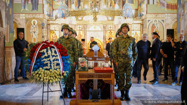 “Mladić ci ha difeso, gli siamo grati. Ora dobbiamo prenderci il Kosovo”: tra nazionalismo e negazionismo, le voci dei serbi ai funerali del boia di Srebrenica
