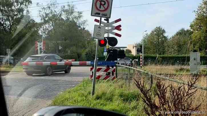 Spoorbomen dicht, maar deze automobilisten en fietsers rijden gewoon door