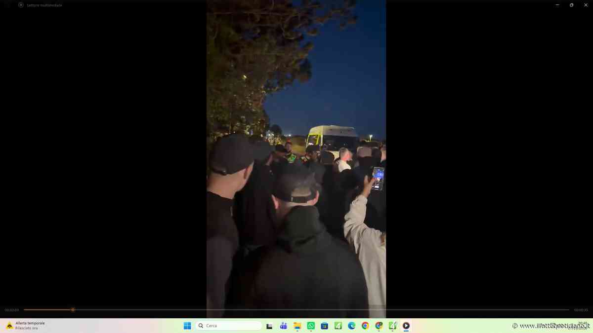 Gran Bretagna, scontri tra manifestanti e polizia a Portsmouth: 500 persone incappucciate volevano impedire l’arrivo di 140 migranti