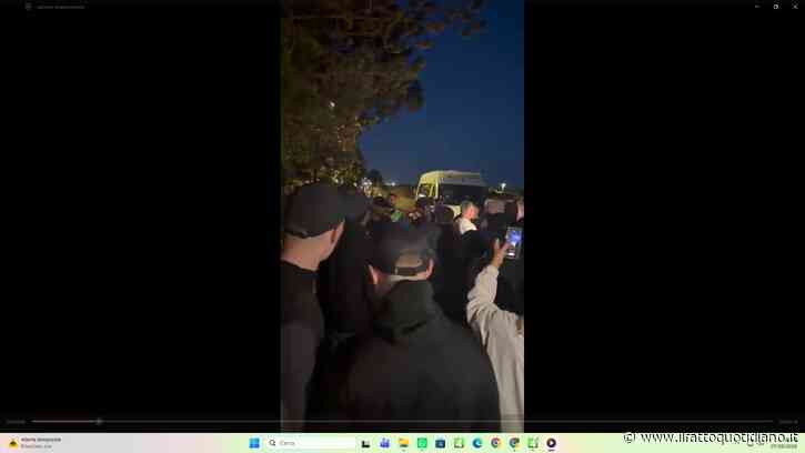 Gran Bretagna, scontri tra manifestanti e polizia a Portsmouth: 500 persone incappucciate volevano impedire l’arrivo di 140 migranti