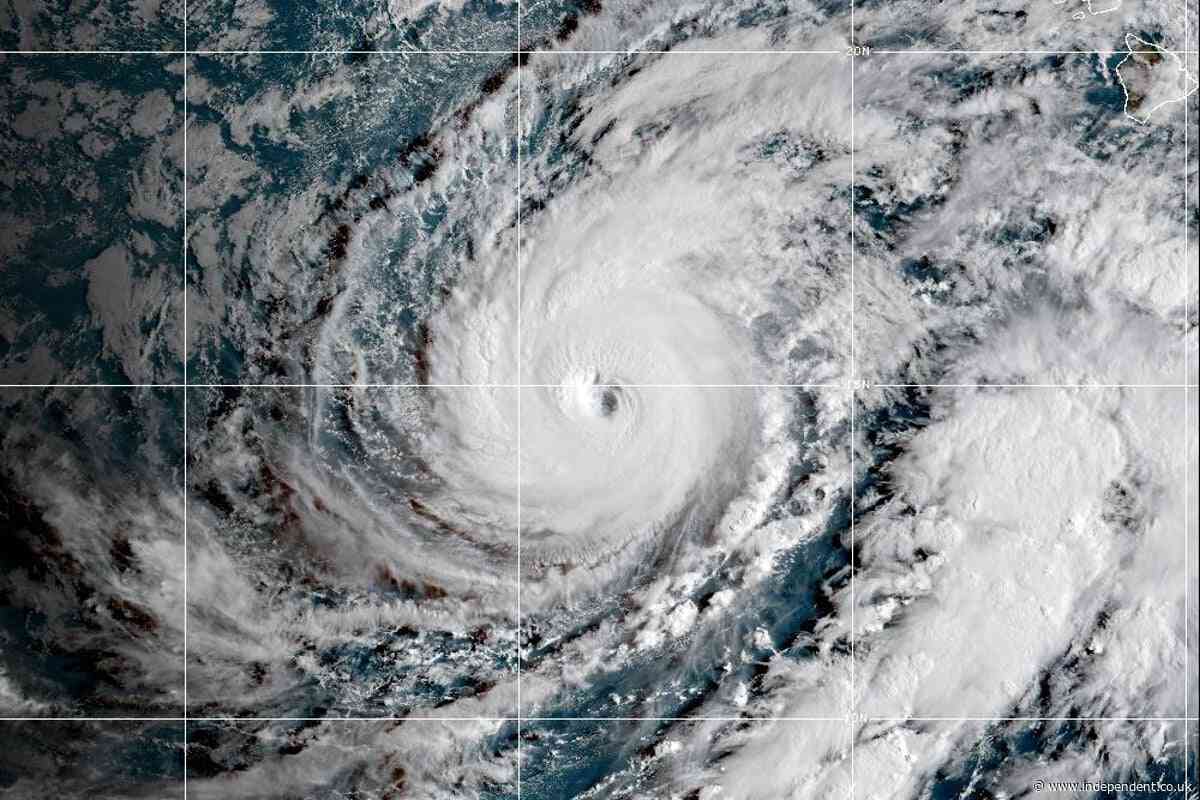Hurricane Lowell: Hawaii residents issued warning as Category 3 storm could cause floods and mudslides