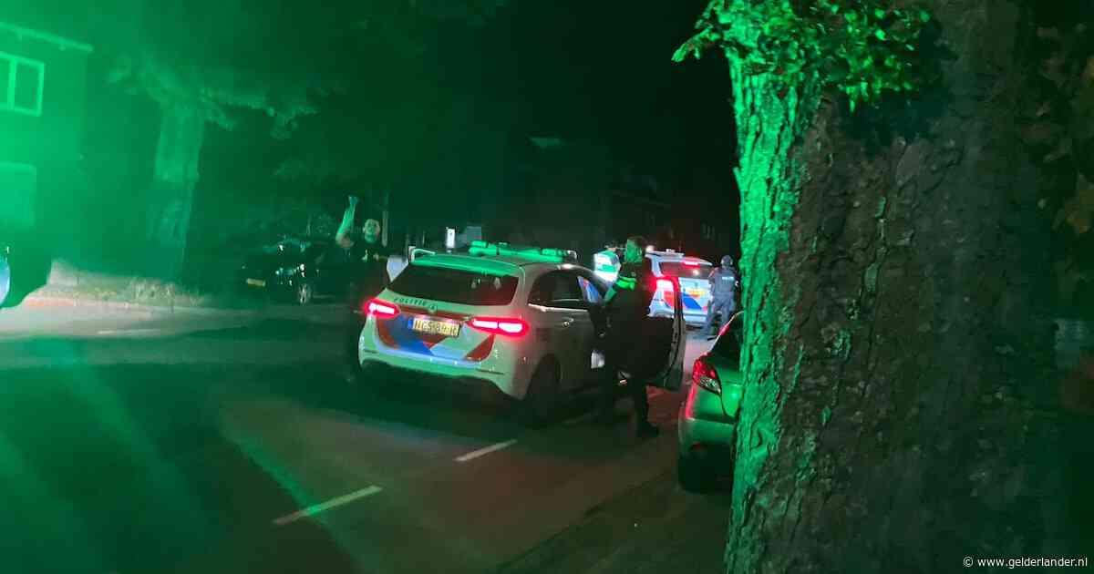 Politie roept mensen op binnen te blijven in Nijmeegse wijk: buurtbewoners zouden schoten hebben gehoord