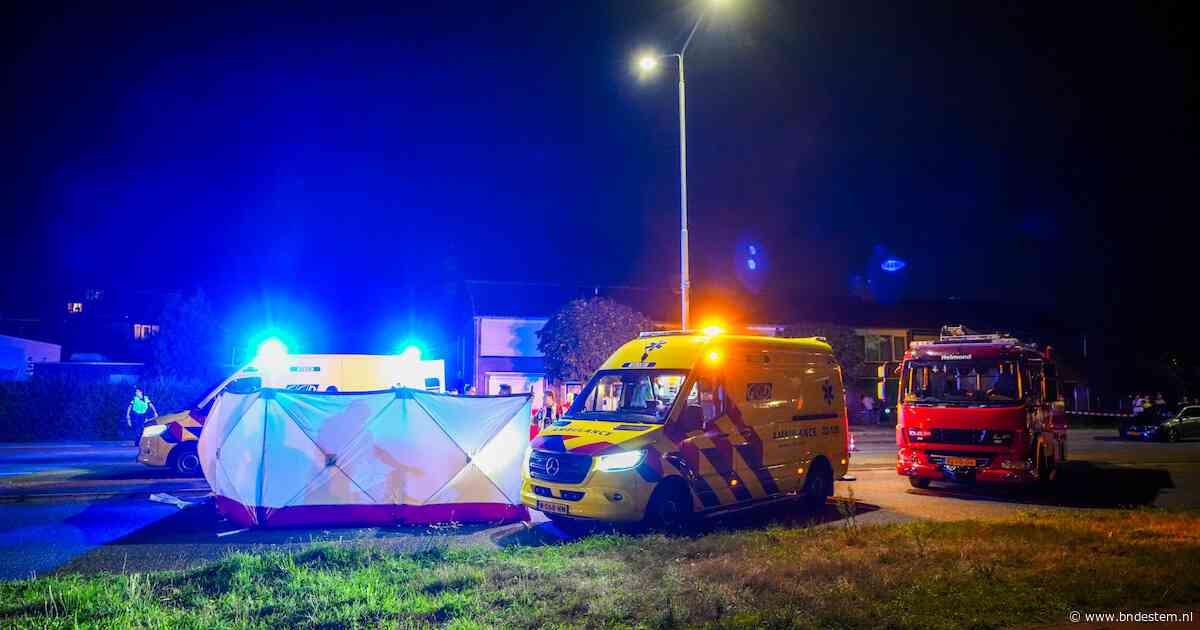 Fietser zwaargewond bij ongeluk in Helmond, agenten druk bezig om mensen op afstand te houden