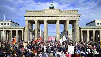 Tausende protestieren gegen die AfD