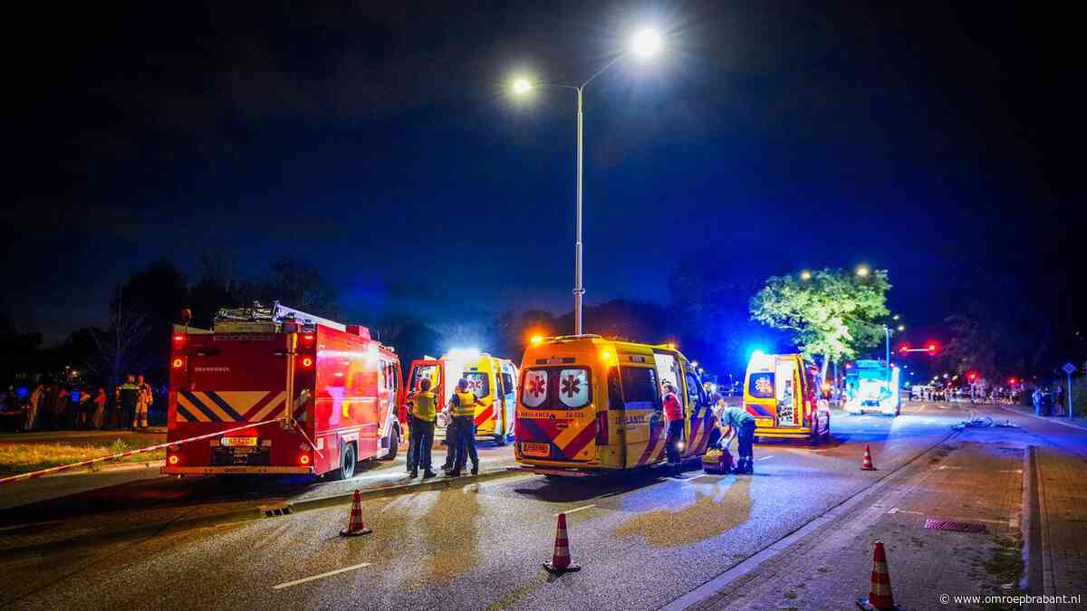 Fietser zwaargewond na botsing met auto, politie houdt mensen op afstand