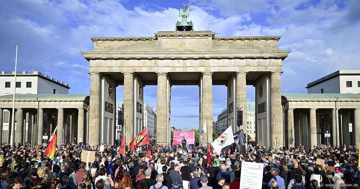 Tausende protestieren gegen die AfD