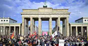 Tausende protestieren gegen die AfD