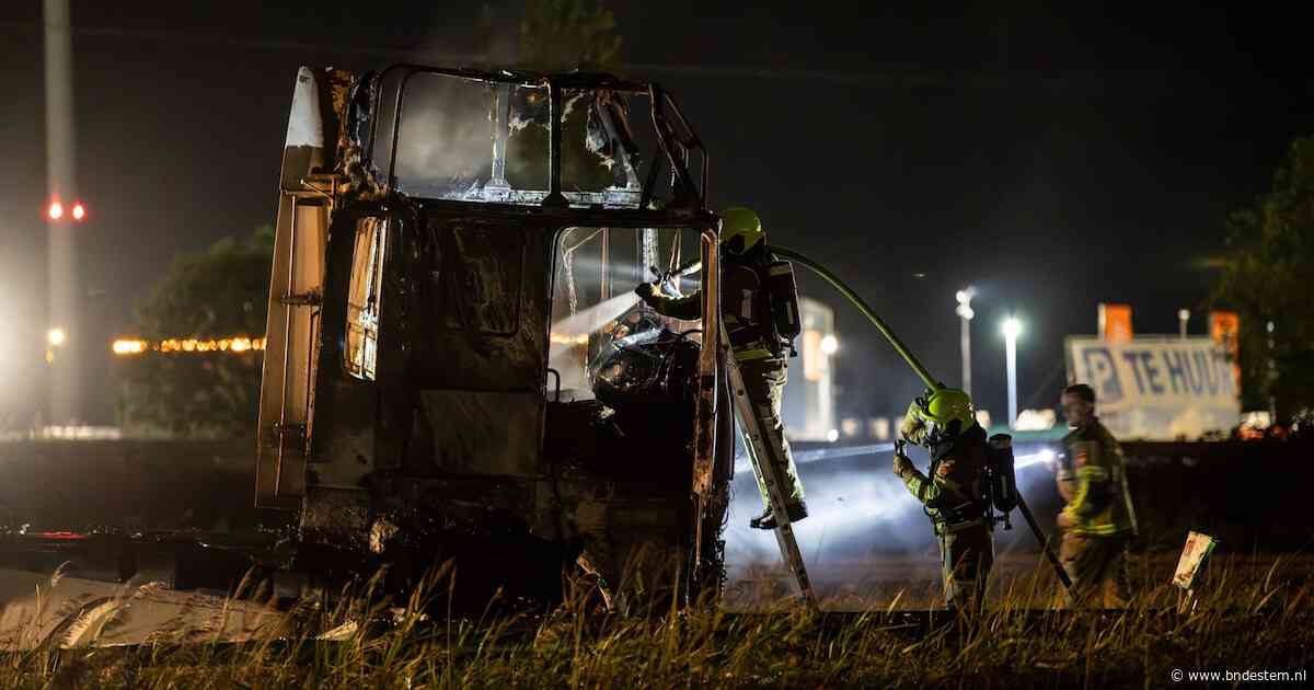 Vrachtwagen brandt uit op de oprit van de A17 bij Roosendaal