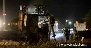 Vrachtwagen brandt uit op de oprit van de A17 bij Roosendaal