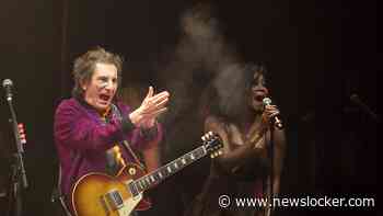 Rolling Stones-gitarist Ronnie Wood (79) blaast met The AMMO Paradiso omver met rauwe rock-n’-rollshow