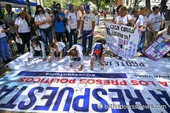 Manifestantes reclaman ante ombudsman traslados de presos políticos en Venezuela