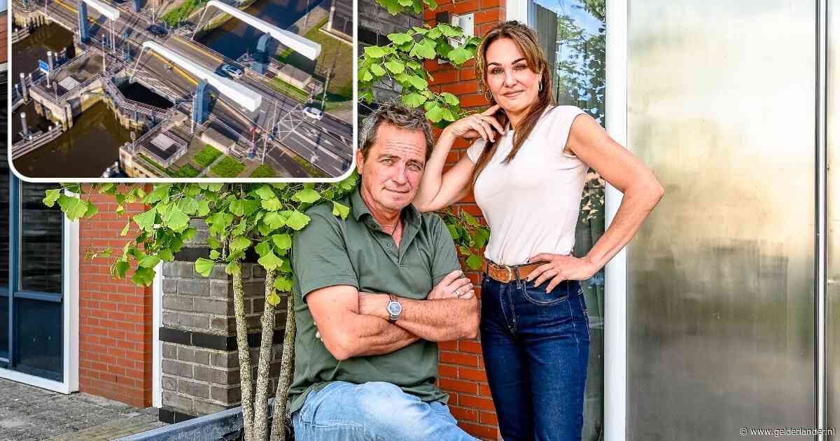 Lars stond op het brugdek van de Julianasluis en zag de slagbomen dichtgaan: ‘Hoe kan dit?’