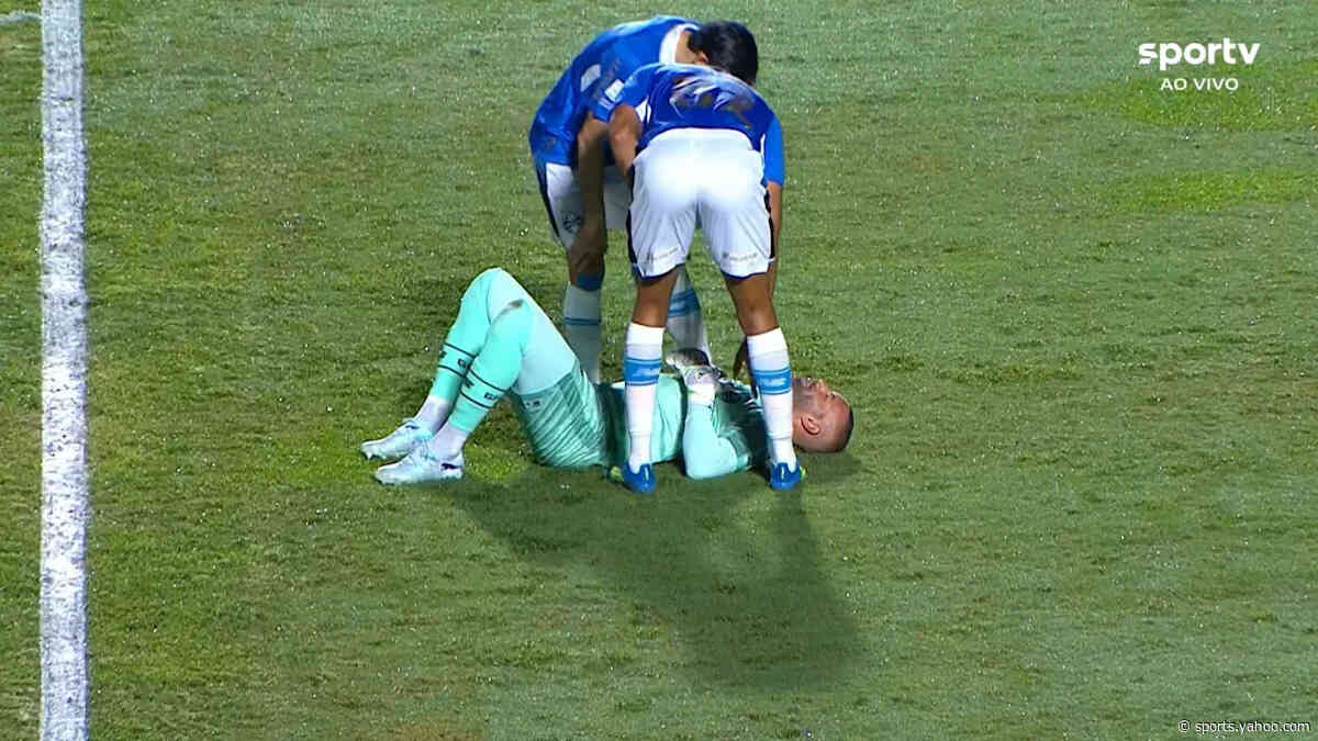 Weverton goes down on pitch in scare before Brasileirão kick-off 🎥