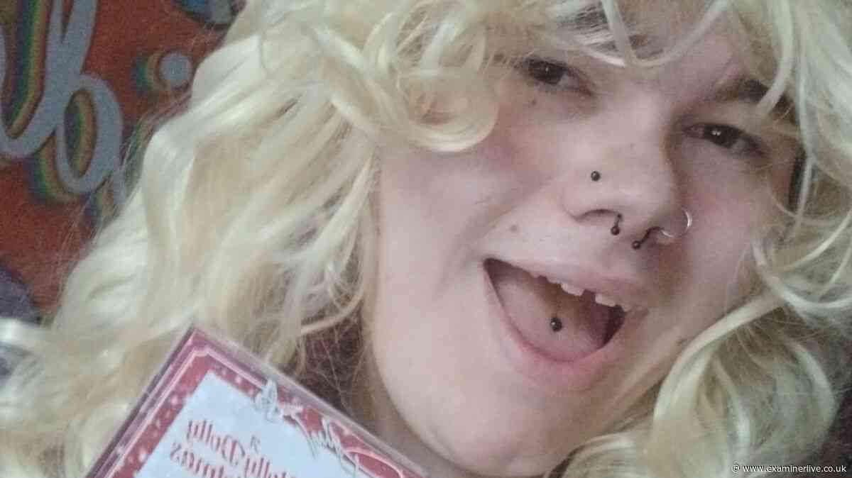 Huddersfield teenager dons Dolly Parton wig for very special cause