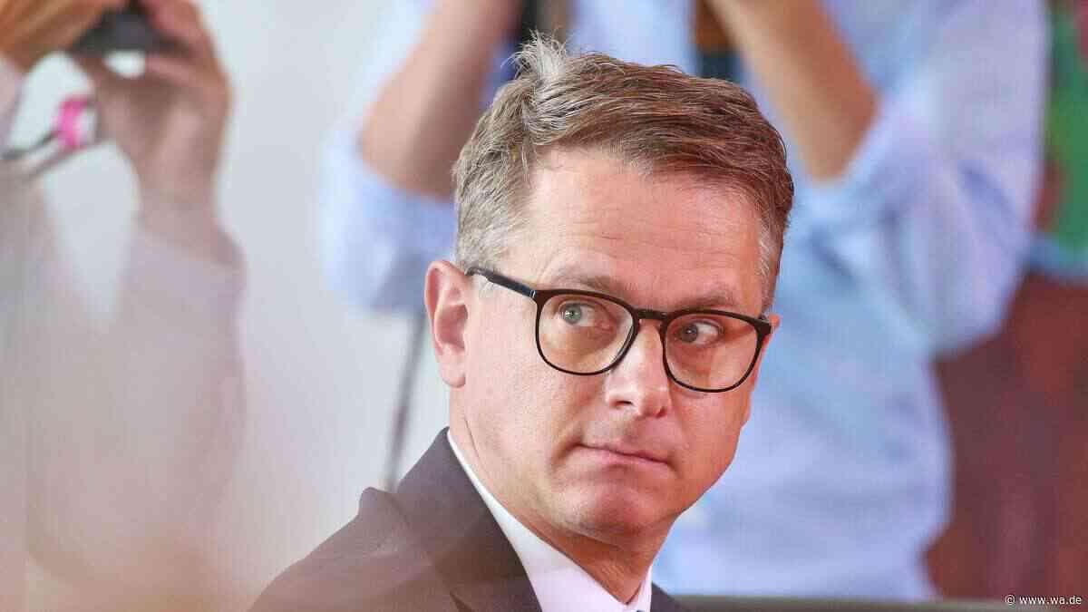 Linnemann dreht an der Beitragsschraube – wer mehr als 5800 Euro verdient, zahlt bald kräftig drauf