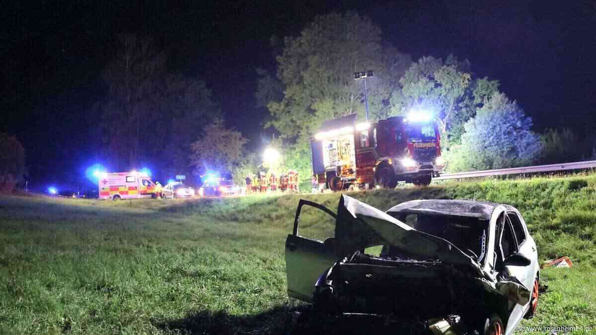 Schwerer Crash auf der AÖ2: Auto landet auf Wiese und geht in Flammen auf