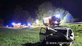 Schwerer Crash auf der AÖ2: Auto landet auf Wiese und geht in Flammen auf