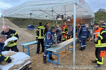 Sandsäcke im Akkord: Wenn Feuerwehr und THW zusammenspielen