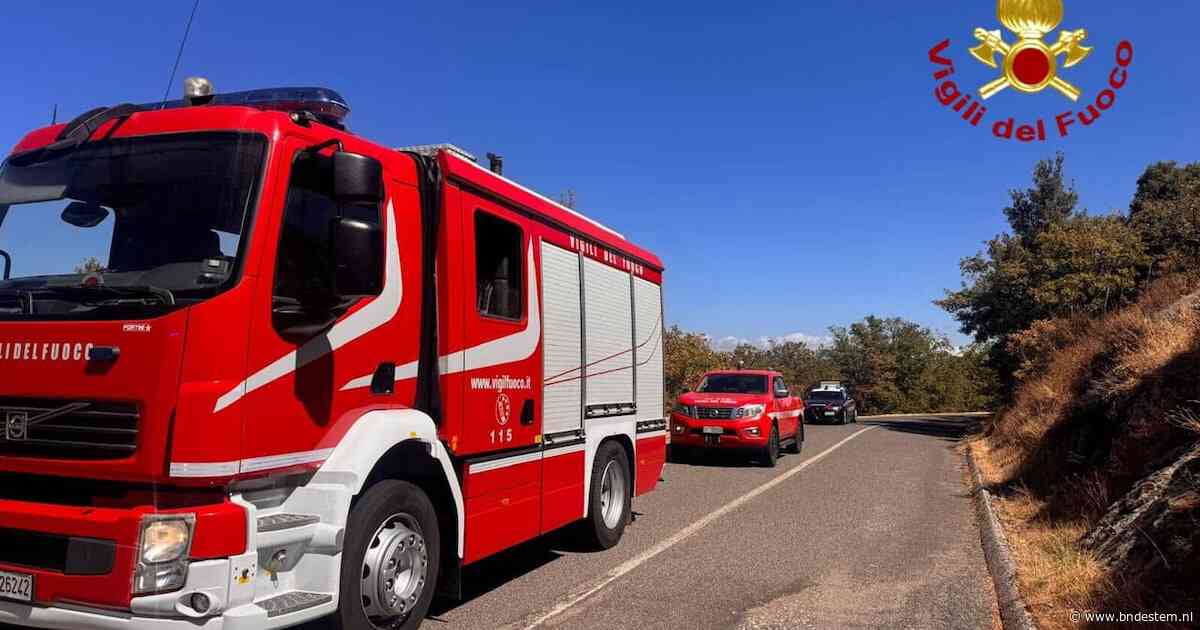 Twee Nederlandse motorrijders storten in ravijn op Sardinië, reddingswerkers dalen afgrond in