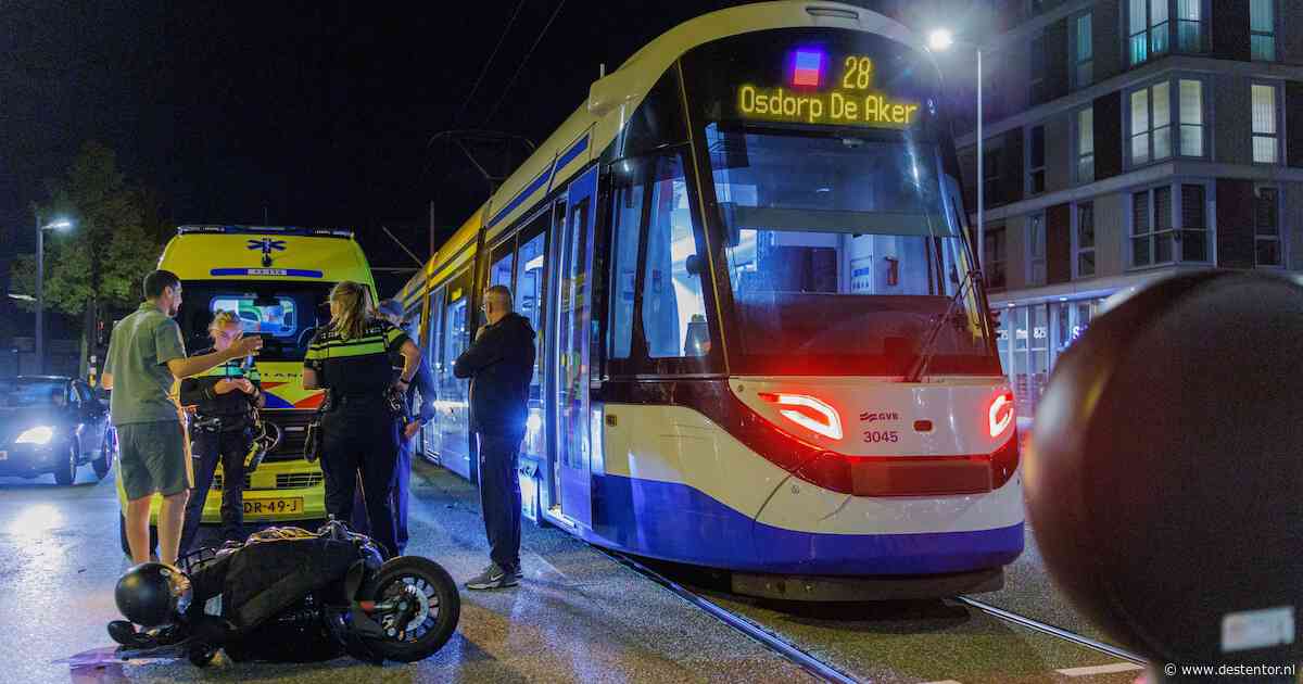 Motorscooterbestuurder gewond na botsing met tram in Amsterdam