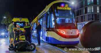 Motorscooterbestuurder gewond na botsing met tram in Amsterdam