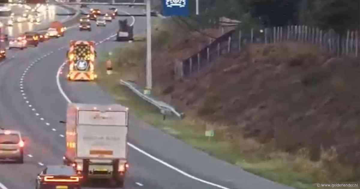 Uitgebrand voertuig op A12 bij Ede zorgt voor overlast: rijstroken weer vrijgegeven