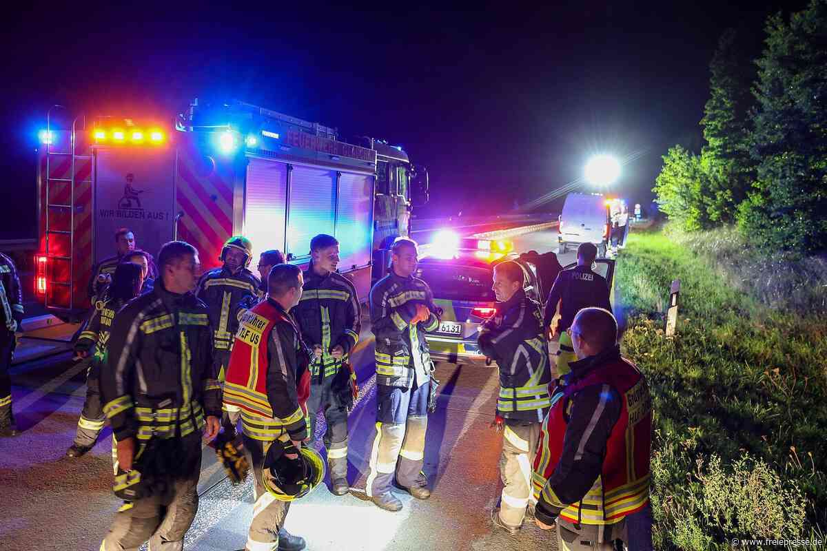 Reifenplatzer sorgt für Vollsperrung der A 4 bei Glauchau: Nachtschicht für Polizei und Feuerwehr
